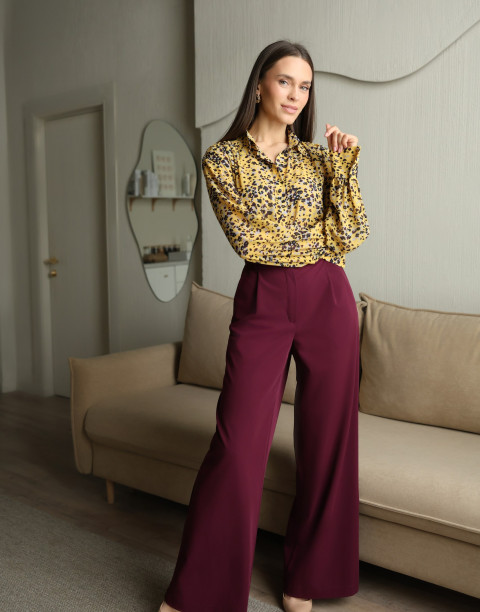 Блуза с декоративными защипами по плечам и широкими рукавами