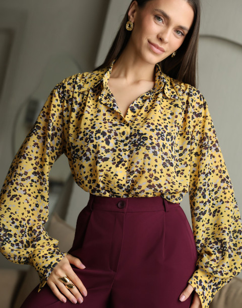 Блуза с декоративными защипами по плечам и широкими рукавами