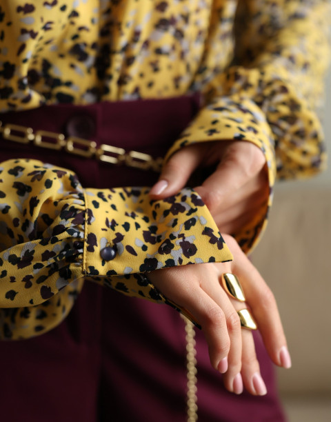 Блуза с декоративными защипами по плечам и широкими рукавами