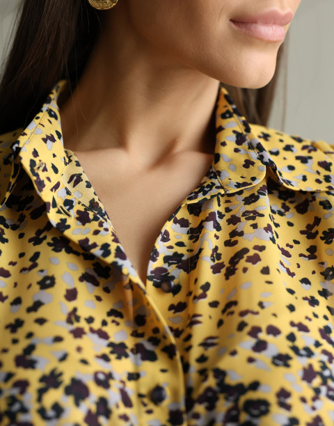 Блуза с декоративными защипами по плечам и широкими рукавами