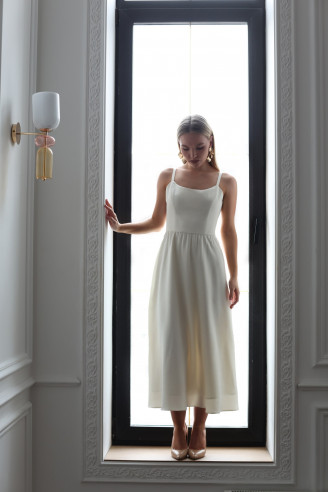 Платье на тонких бретелях с пышной юбкой