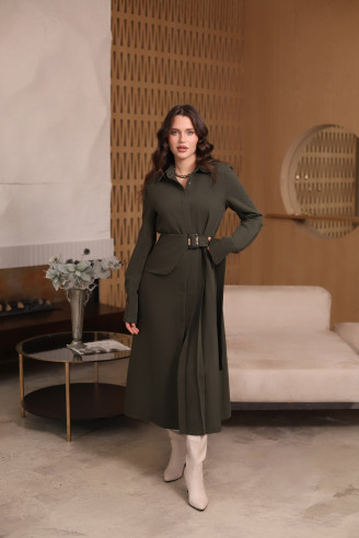 Платье рубашечного кроя с декоративными складками и поясом-баской