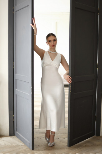 Платье на широких бретелях в длине мидакси