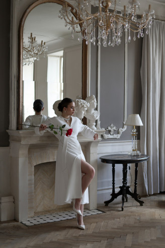 Платье на запах с V-образным вырезом в длине мидакси