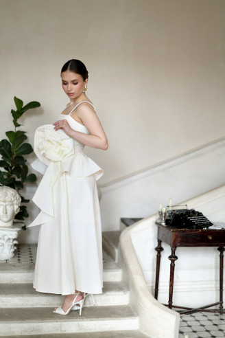 Топ на бретелях с дизайнерским цветком ручной сборки