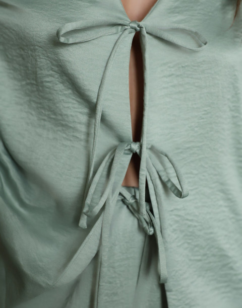 Комплект блуза с завязками и свободного кроя брюки из струящийся ткани 