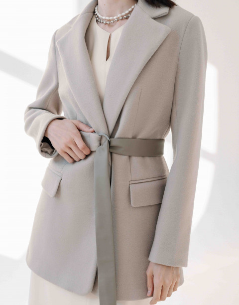 Пальто-пиджак с поясом и карманами