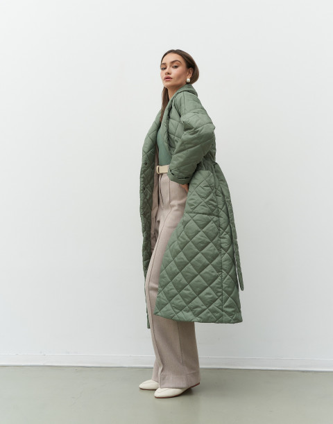 Утепленное пальто с поясом и карманами