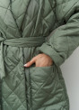 Утепленное пальто с поясом и карманами