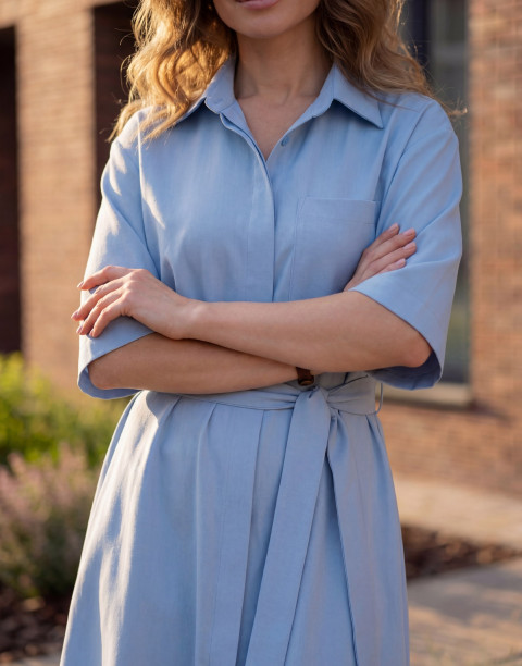 Платье-рубашка длины мини с поясом и карманами