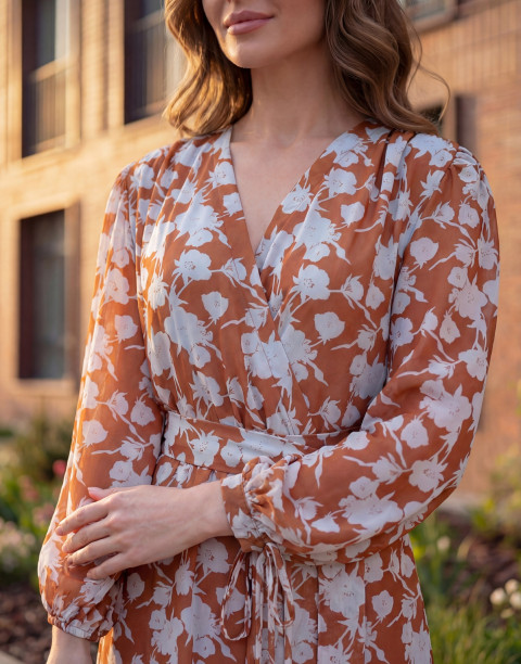 Платье длины миди с имитацией на запах и кулисой на рукавах