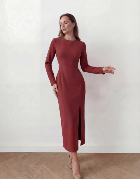 Платье футляр с длинными рукавами и разрезом