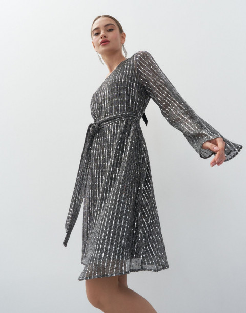 Платье-трапеция длины мини с завязками на спине