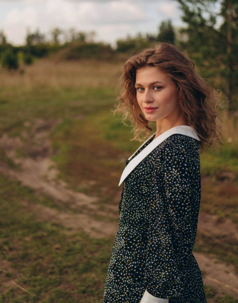 Платье длины миди с белым отложным воротником и манжетами