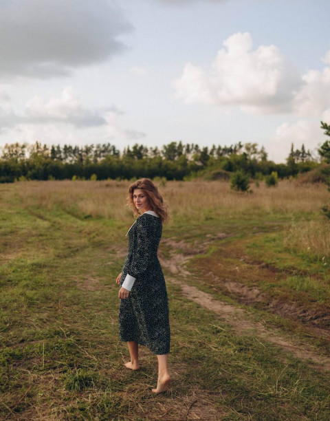 Платье длины миди с белым отложным воротником и манжетами