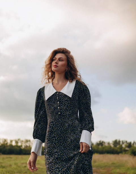 Платье длины миди с белым отложным воротником и манжетами