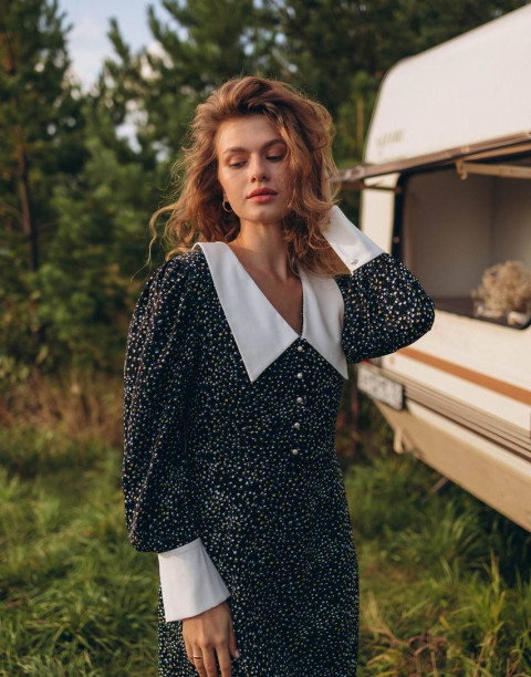 Платье длины миди с белым отложным воротником и манжетами