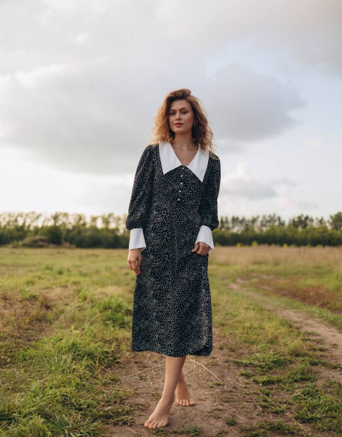 Платье длины миди с белым отложным воротником и манжетами